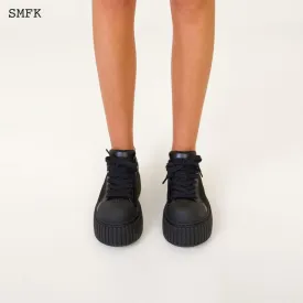Compass Hug Skater Shoes In Black
