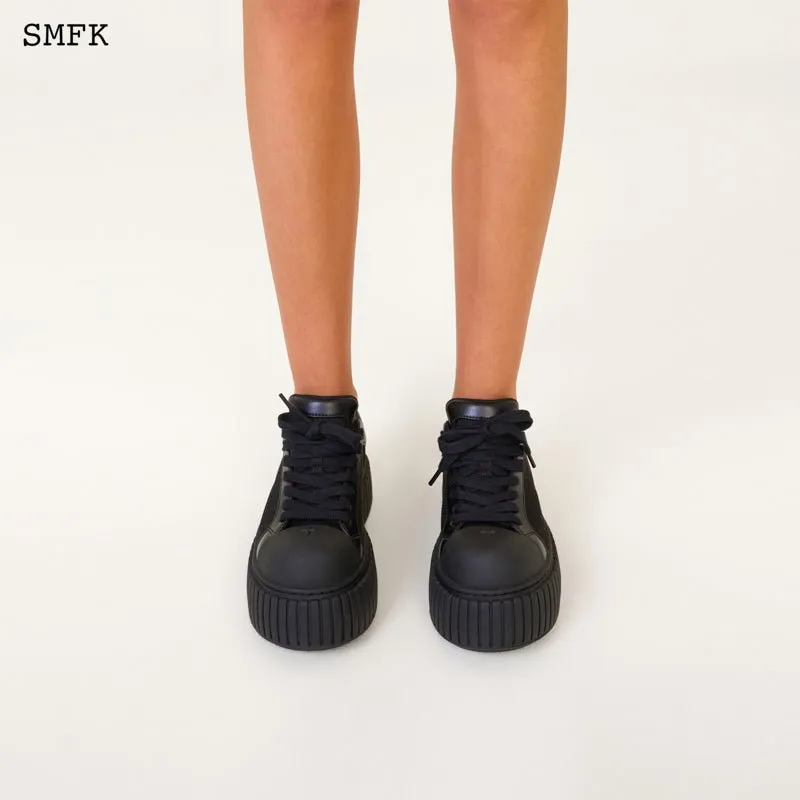 Compass Hug Skater Shoes In Black
